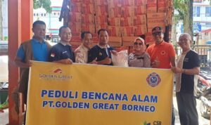 Peduli Korban Banjir Bandang, PT Golden Great Borneo Salurkan Bantuan