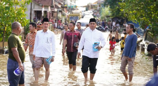 Aliran Sungai Tertutup Proyek Jalan Tol, Bupati dan Wabup Tinjau Banjir di Banyuasin III