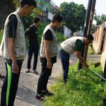 Antisipasi Banjir, PW AMK Sumsel Bahu Membahu Bersama Warga Bersihkan Lingkungan