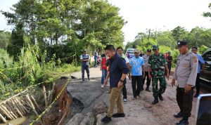Tinjau Ruas Jalan Provinsi Penghubung OI-OKU yang Amblas, Deru Intruksikan Dinas PUBMTR Segera Lakukan Perbaikan