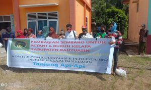 KP3K bagikan Sembako ke Petani & Buruh Kelapa di Tanjung Api-Api Banyuasin.