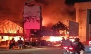 Breaking News!! Satu Blok Lapak Pedagang Kue di Pasar Cinde Ludes Terbakar