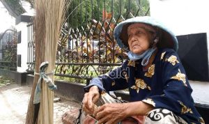 Nenek Penjual Sapu Lidi, Suriyah ; Dak Galak Nyusahi Anak !