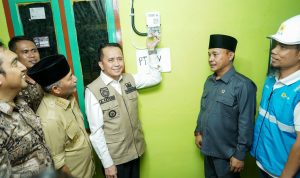 Pj Gubernur Agus Fatoni Resmikan Penyalaan Perdana Listrik PLN di Kecamatan Babat Supat Kabupaten Muba