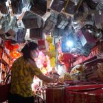 Jelang Tahun Baru Imlek, Warga Tionghoa Siapkan Angpau dan Cuci Patung Dewa