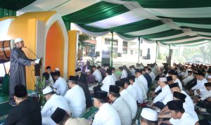 Gubernur dan Wagub Salat Ied Berjamaah dengan Ribuan Muslim di Halaman Griya Agung