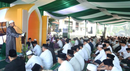 Gubernur dan Wagub Salat Ied Berjamaah dengan Ribuan Muslim di Halaman Griya Agung