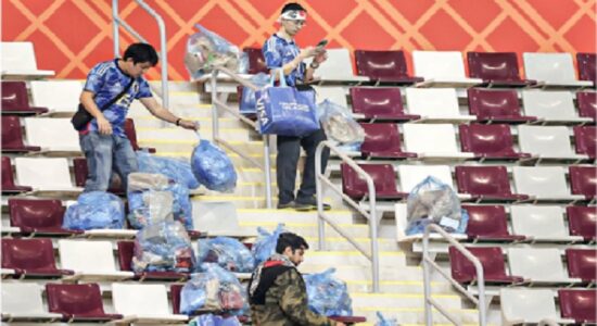 Kagum! Suporter Jepang Konsisten Bersihkan Sampah Stadion di Manapun Bertanding