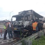 Truk Logistik JNE Terbakar di Ruas Tol Kayuagung - Palembang