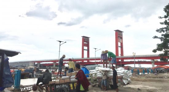 70 Ribu Per Hari Sebagai Kuli Panggul, Ismail : Alhamdulillah Cukup!