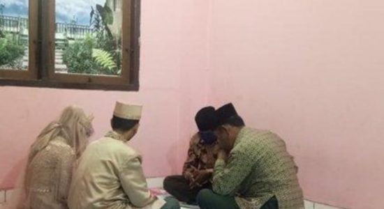 Proses Hukum Tetap Berjalan, Pria Ini Nikahi Pasangan nya di dalam Tahanan