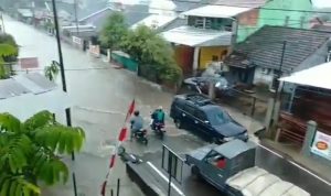 Hujan Deras Disertai Angin, Sejumlah Titik di Kota Palembang Banjir !