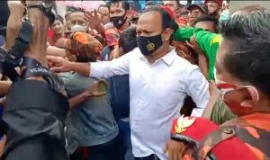 Naik Pitam ! Warga Hajar Terduga Pelaku Pembakaran Rumah di Pasar Gubah