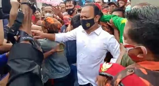 Naik Pitam ! Warga Hajar Terduga Pelaku Pembakaran Rumah di Pasar Gubah