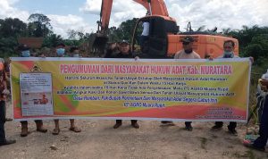 Konflik Lahan Dengan Perusahaan, Masyarakat Adat Keruk Jalan