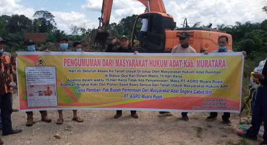 Konflik Lahan Dengan Perusahaan, Masyarakat Adat Keruk Jalan
