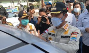 Harnojoyo dan Tim Turun ke Jalan Pasang Stiker dan Baliho