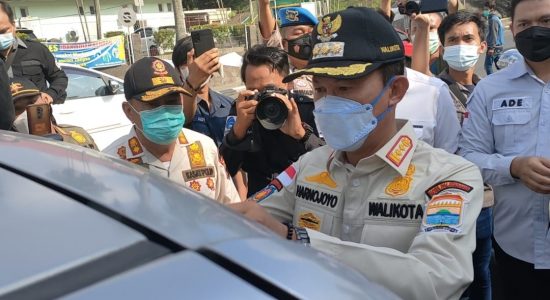 Harnojoyo dan Tim Turun ke Jalan Pasang Stiker dan Baliho