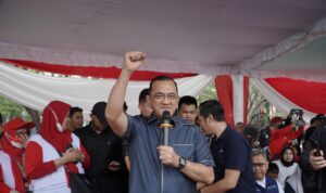 Sekda Sumsel Edward Candra Buka Panjat Pinang 79 Pohon Dalam Rangka Memeriahkan HUT Kemerdekaan RI