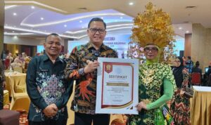 Pj. Bupati Banyuasin Terima Penghargaan Penanggulangan AIDS-TBC- MALARIA Tahun 2024