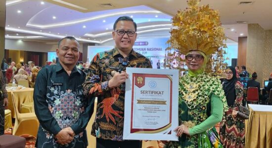 Pj. Bupati Banyuasin Terima Penghargaan Penanggulangan AIDS-TBC- MALARIA Tahun 2024