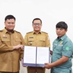 Penandatanganan Hibah Trase Jalan Poros Perambahan-Air Salek 