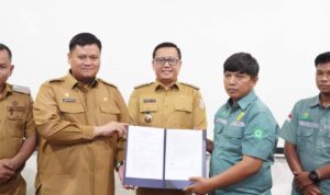 Penandatanganan Hibah Trase Jalan Poros Perambahan-Air Salek 