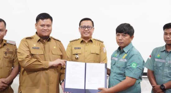 Penandatanganan Hibah Trase Jalan Poros Perambahan-Air Salek 