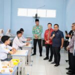 Pj Gubernur Elen Setiadi  Dampingi Komisi II DPR RI Tinjau Simulasi Program Makan Bergizi Gratis di SMK Negeri 2 Palembang