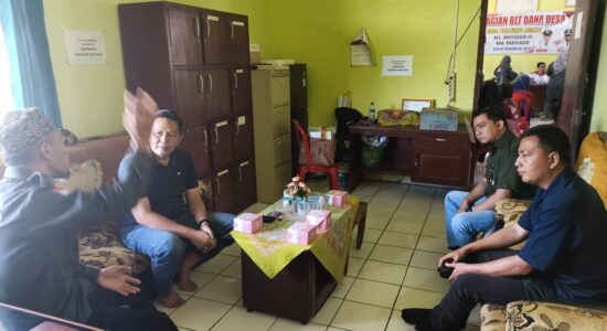 Intelkam Polres Banyuasin Jalin Silaturahmi dengan Warga Desa Tanjung Agung