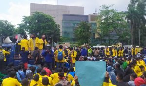 DPR Musuh Kita! Ratusan Mahasiswa Mengutuk Keras