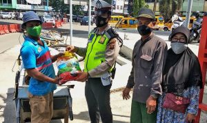 Di sela Operasi Zebra, Sat Lantas Polrestabes Bagikan Sembako ke Pengguna Jalan