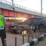 Mobil Pajero Sport Hantam Pembatas Jalan Jembatan Ampera