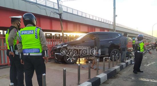 Mobil Pajero Sport Hantam Pembatas Jalan Jembatan Ampera