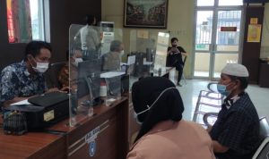 Lantaran Kesal, Suami Diduga Seret Istri Dengan Mobil