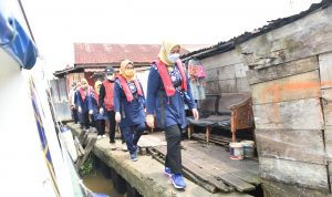 Susuri Sungai Musi, Feby Deru Bagikan Paket Sembako