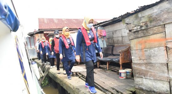 Susuri Sungai Musi, Feby Deru Bagikan Paket Sembako