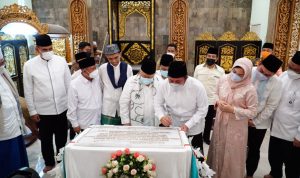Herman Deru dan UAS Tanda Tangani Prasasti Peresmian   Renovasi Masjid Al Falah
