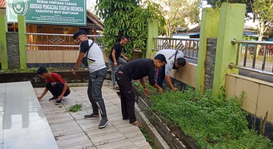 Siap Sukseskan MTQ Ke XXX, Dinkominfo Muba Gotong Royong Bersihkan Masjid Al Asri