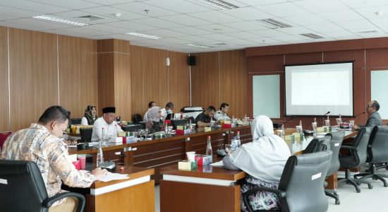 Pansus Raperda Perlindungan dan Pencegahan Dampak Pinjol Gelar Raker dengan Tenaga Ahli