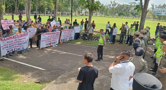 Ratusan Warga Desa Sejagung Gelar Aksi Damai di Depan Kantor Bupati Banyuasin