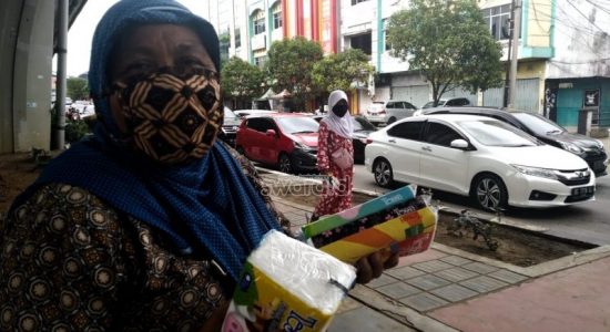 Pandemi, Penjaja Tisu Lampu Merah Tak Mampu Penuhi Kebutuhan Hidup Pandemi, Penjaja Tisu Lampu Merah Tak Mampu Penuhi Kebutuhan Hidup
