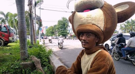 Terpaksa Jadi Manusia Boneka, Untuk Bertahan Hidup