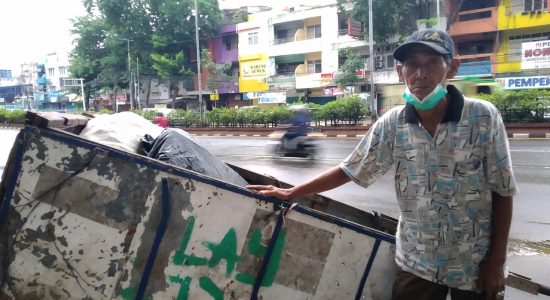 3 Tahun Cari Barang Rongsokan, Rozali : Hanya Cukup Untuk Bayar Kontrakan