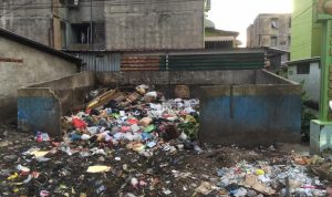 Mengganggu Pemandangan ! Tumpukan Sampah di Pinggir Jalan Seberang Mall