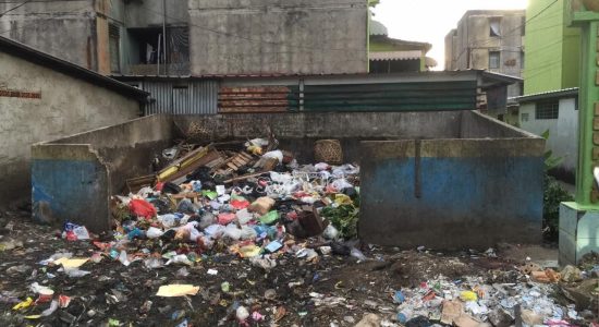 Mengganggu Pemandangan ! Tumpukan Sampah di Pinggir Jalan Seberang Mall