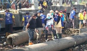 Tumpukan Sampah Cemari Sungai Musi