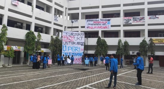 Mahasiswa Universitas PGRI Tuntut Pemangkasan Uang Kuliah Tunggal hingga 50 %