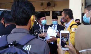 Terobos Pengawal, Mahasiswa Unsri Serahkan Modul Kajian Konflik Agraria ke Gubernur