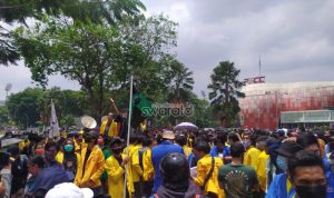 Massa Aksi Mulai Berdatangan Ke DPRD Sumsel dan Di Tangkapi